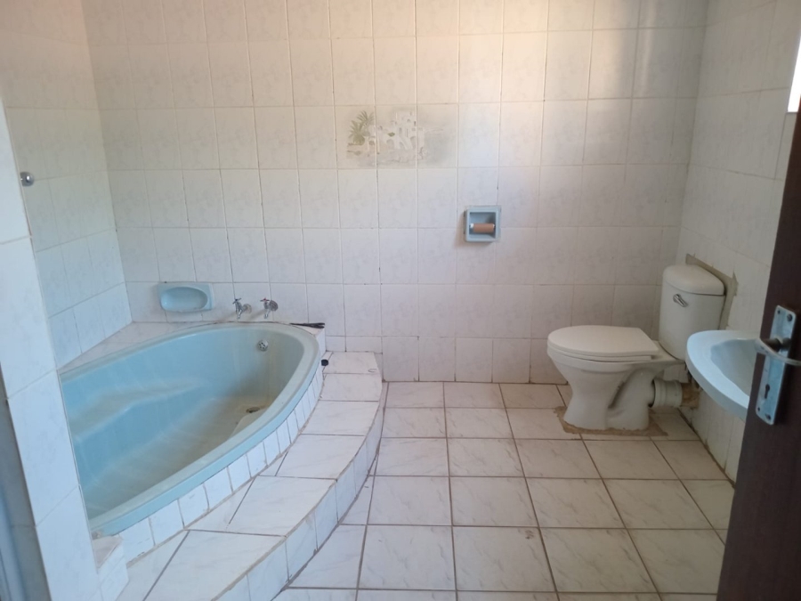 5 Bedroom Property for Sale in Bloemhof North West